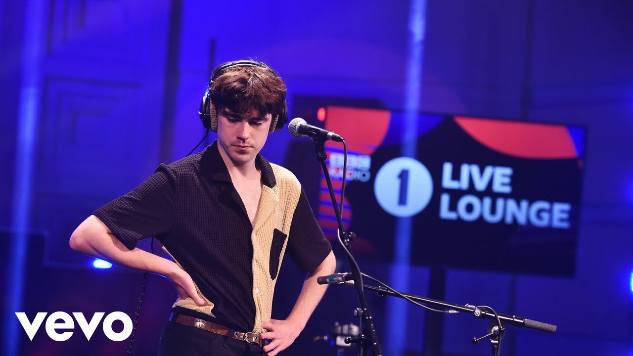 Declan McKenna – Hallucinate (Dua Lipa cover) in the Live Lounge